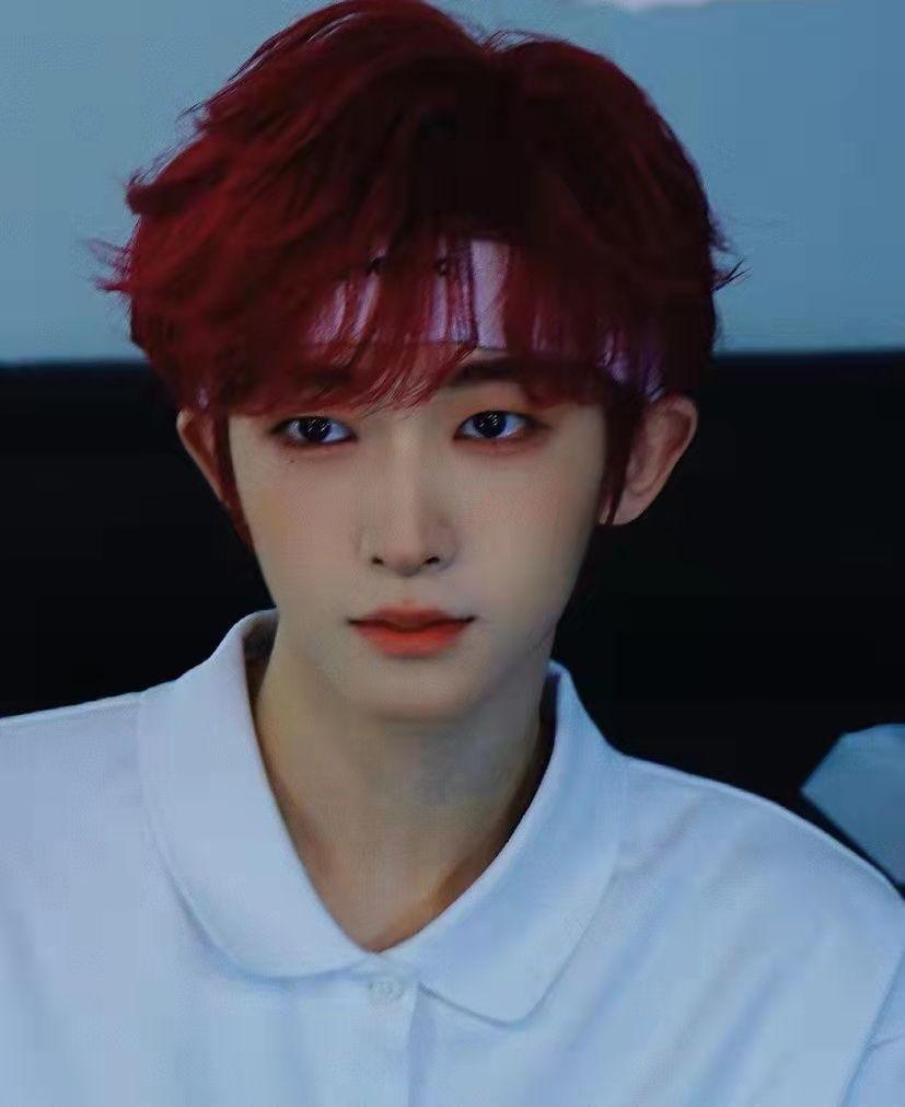 听说c位出道的国际男团into1队长刘宇妆很浓