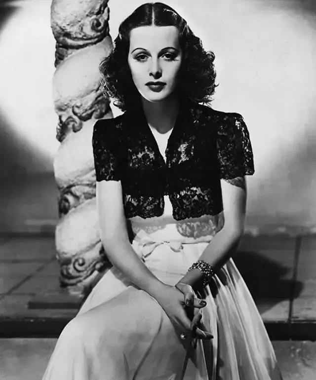 顶级女星琼·贝内特,玛娜·洛伊,包括费雯·丽都纷纷效仿她在戏里的