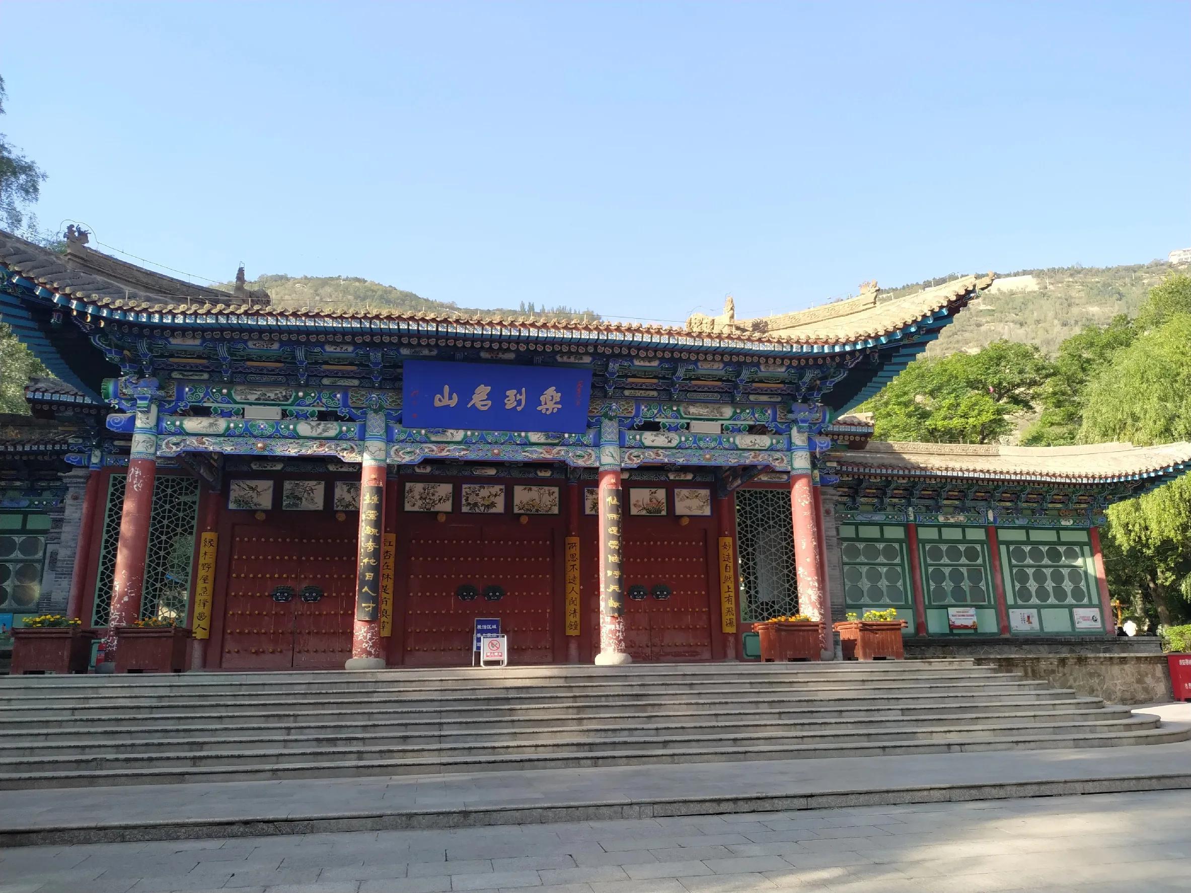 有蝴蝶亭,金刚殿,大雄宝殿,万源阁,文昌宫,地藏寺,千佛阁等古庙宇依山