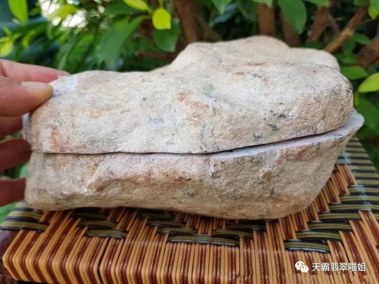 木那翡翠原石切开后的样子超乎你想象