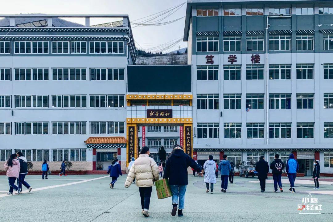 四川康定中学这种示范效应下,有人回乡能干成"褚橙"这样的大产业,有人