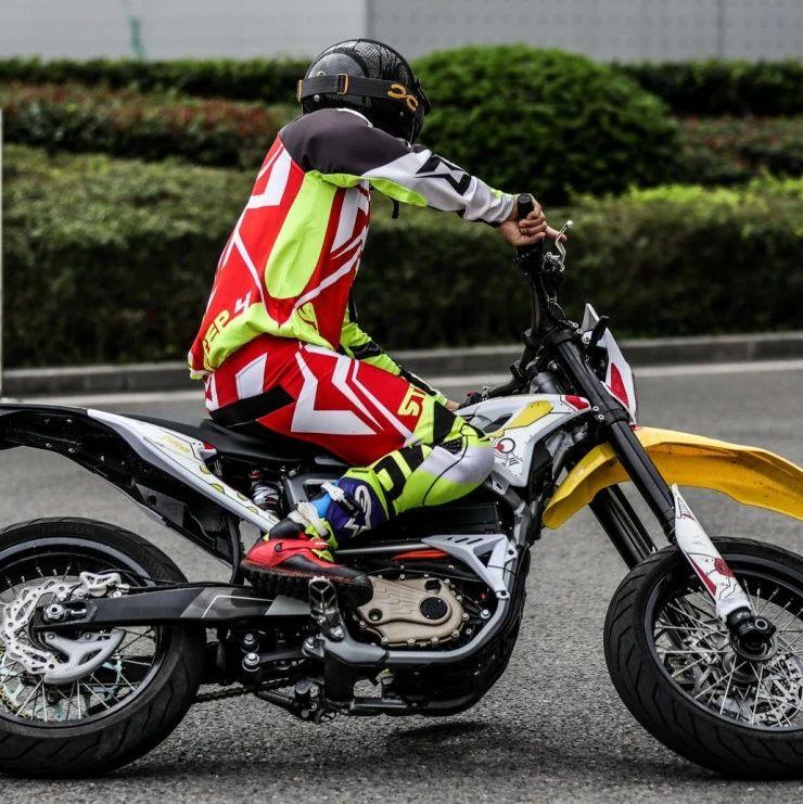 虬龙科技暴蜂量产版亮相摩博会推广