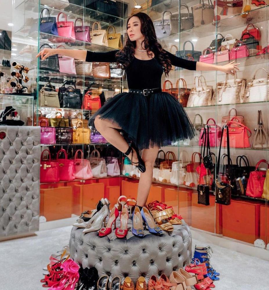 东南亚第一名媛过生日穿印花裙扎高马尾蛋糕上摆满爱马仕包包