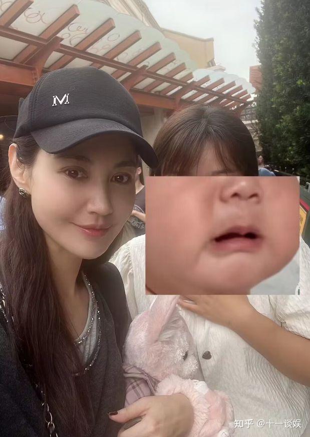 44岁杨雪现身迪士尼近照年轻酷似angelababy13岁女儿罕见露面