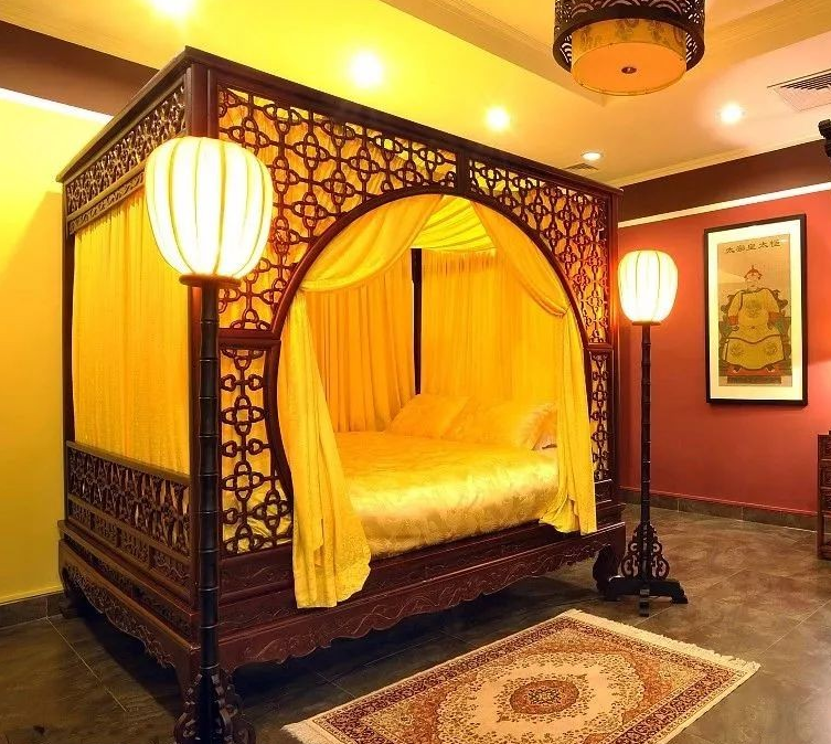 风情万种的月洞式架子床