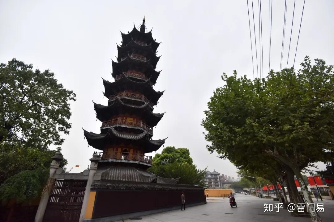 關於龍華寺另一個更玄的傳說中,說龍華寺和龍華塔的修建,是用來鎮壓一