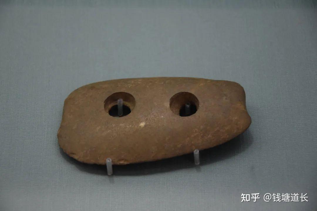 早在旧石器时代,先民们便开始用不同的原材料,制作出饰品,来装扮自己.