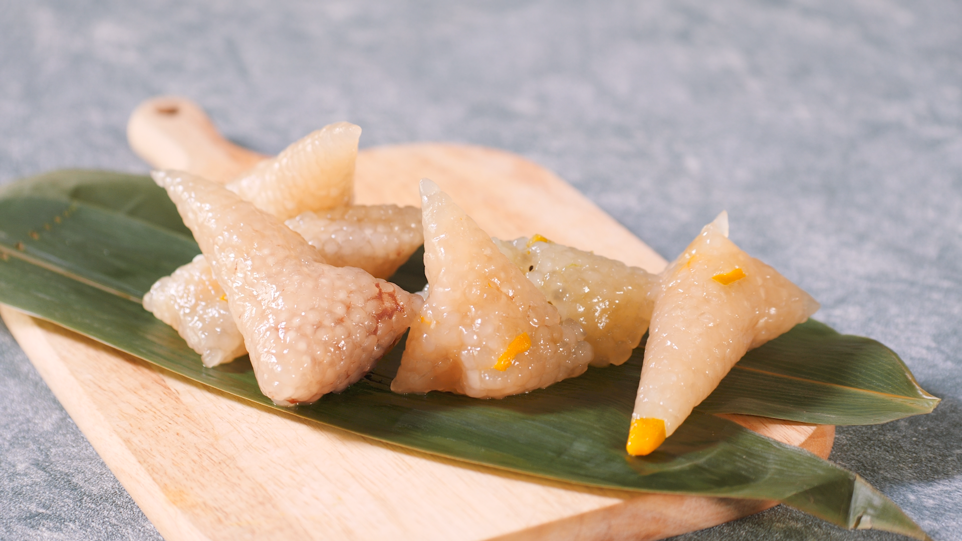 水晶粽子是用西米代替糯米再配上新鲜的水果蒸出来的粽子晶莹剔透