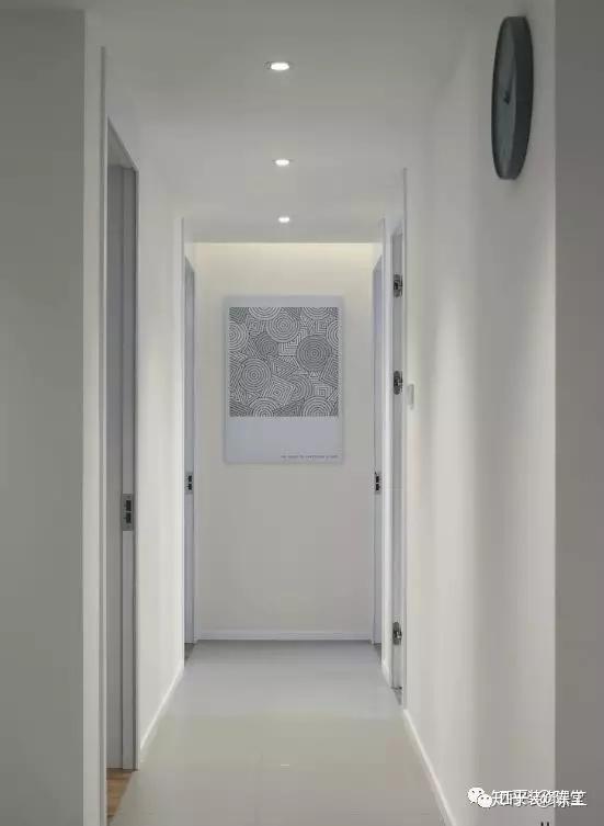 室外过道正对入户门室内走廊较长如何装修