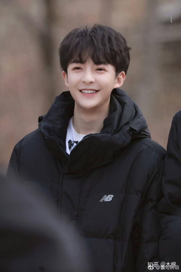 有哪些治愈系笑容的男明星?