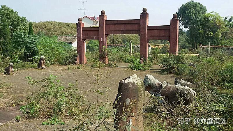 广东南下经过江西泰和县时,专程到泰和县烈士陵园旁边的杨士奇墓拜谒