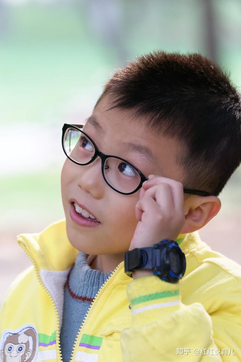 3岁儿子查出近视,妈妈3招有效缓解,医生:还好奶奶发现得早