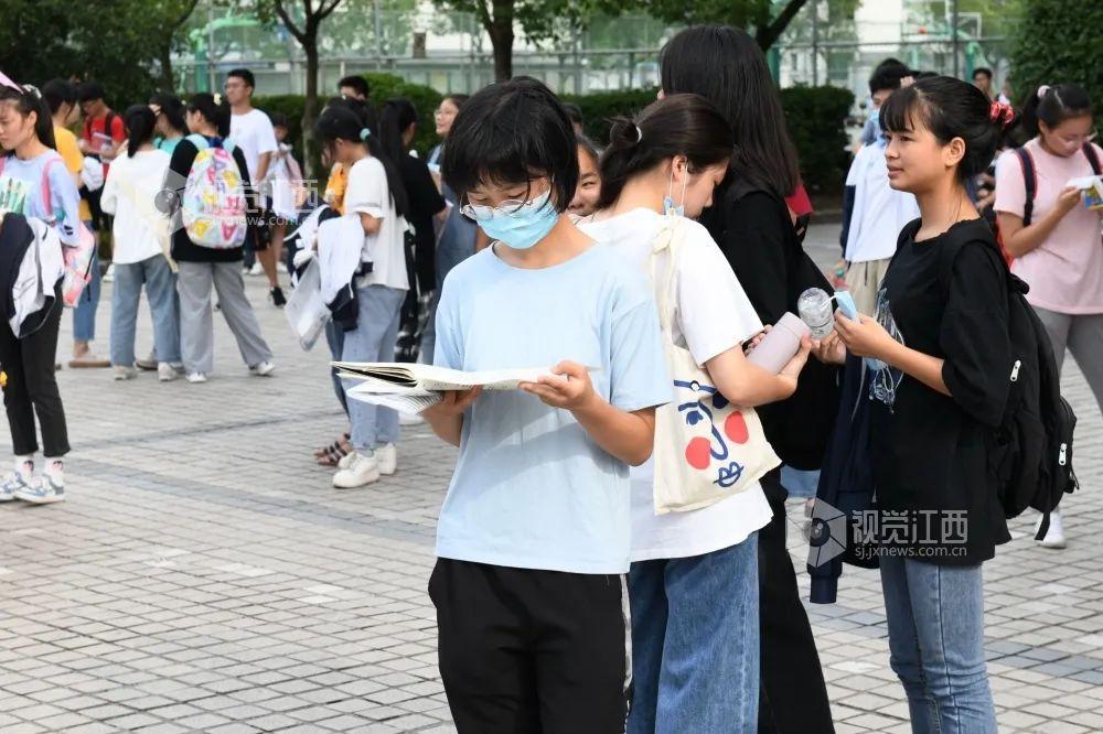 什么是高职院校需要参加高考 v2-37173451ff9984b91f292a8e93bfd671_r.jpg