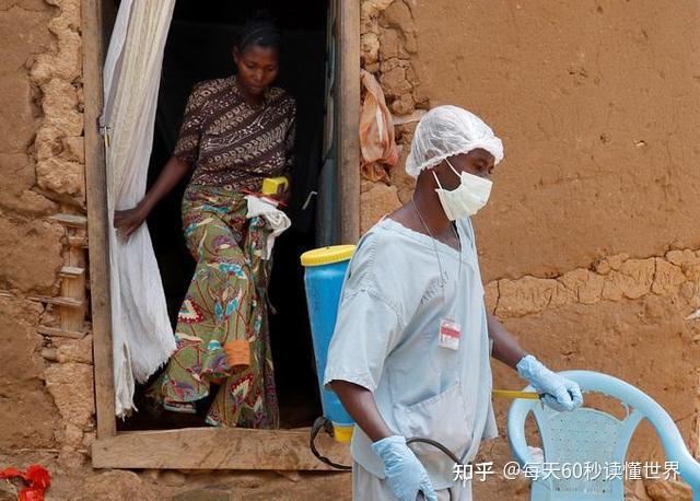 资料图 在刚果(金)贝尼,医务工作者在一名疑似埃博拉感染者的住所附近