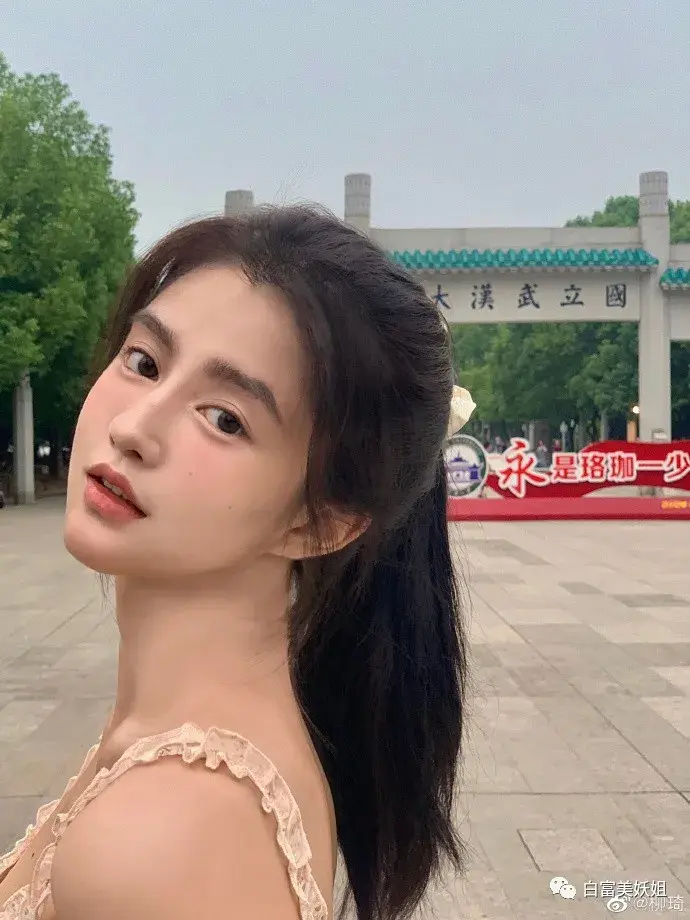 8过看久了,柳琦的脸总给人一种奇怪的人工组合错觉.