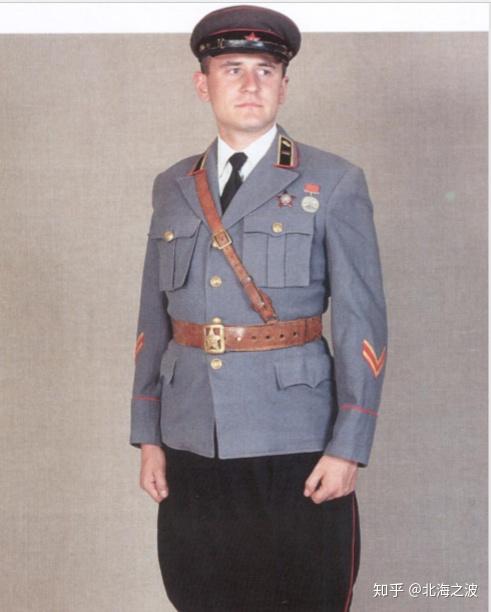 空军大尉苏军的开领式样常服首次出现于35/40条例的