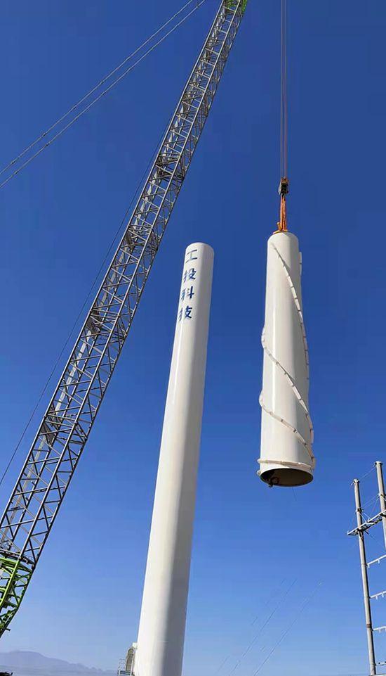 达坂城50兆瓦风电项目首台塔筒顺利吊装