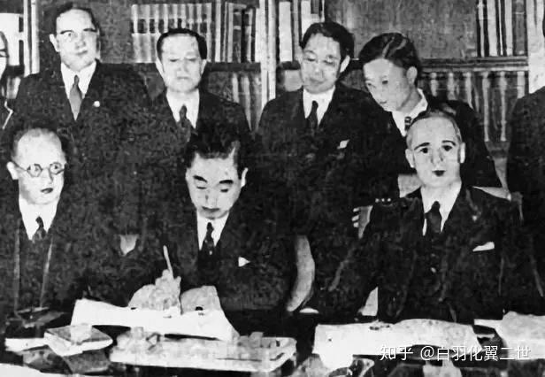 16日)德王背叛日本前的1936年11月20日,昭和天皇在枢密院的御前会议上