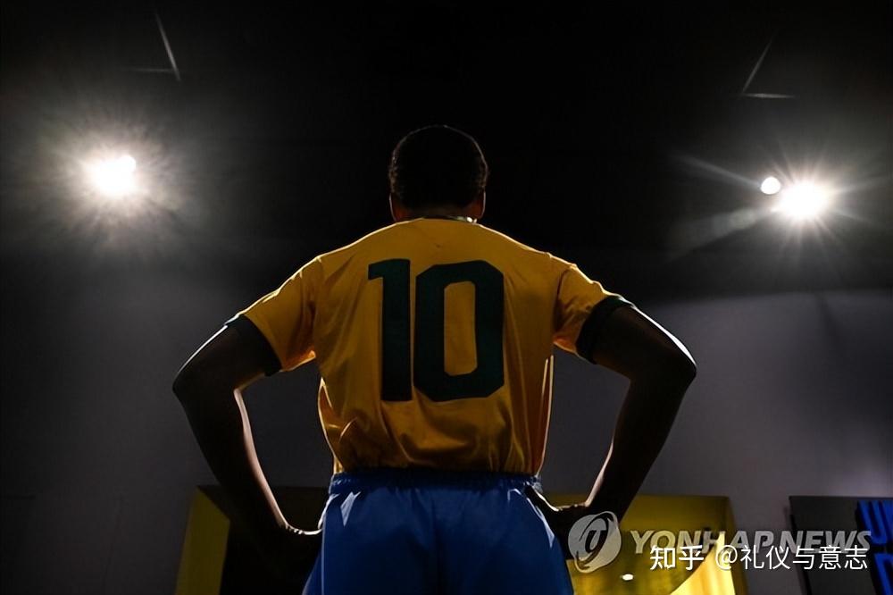 "球王"贝利举行葬礼!娘家球队桑托斯为他举行告别仪式