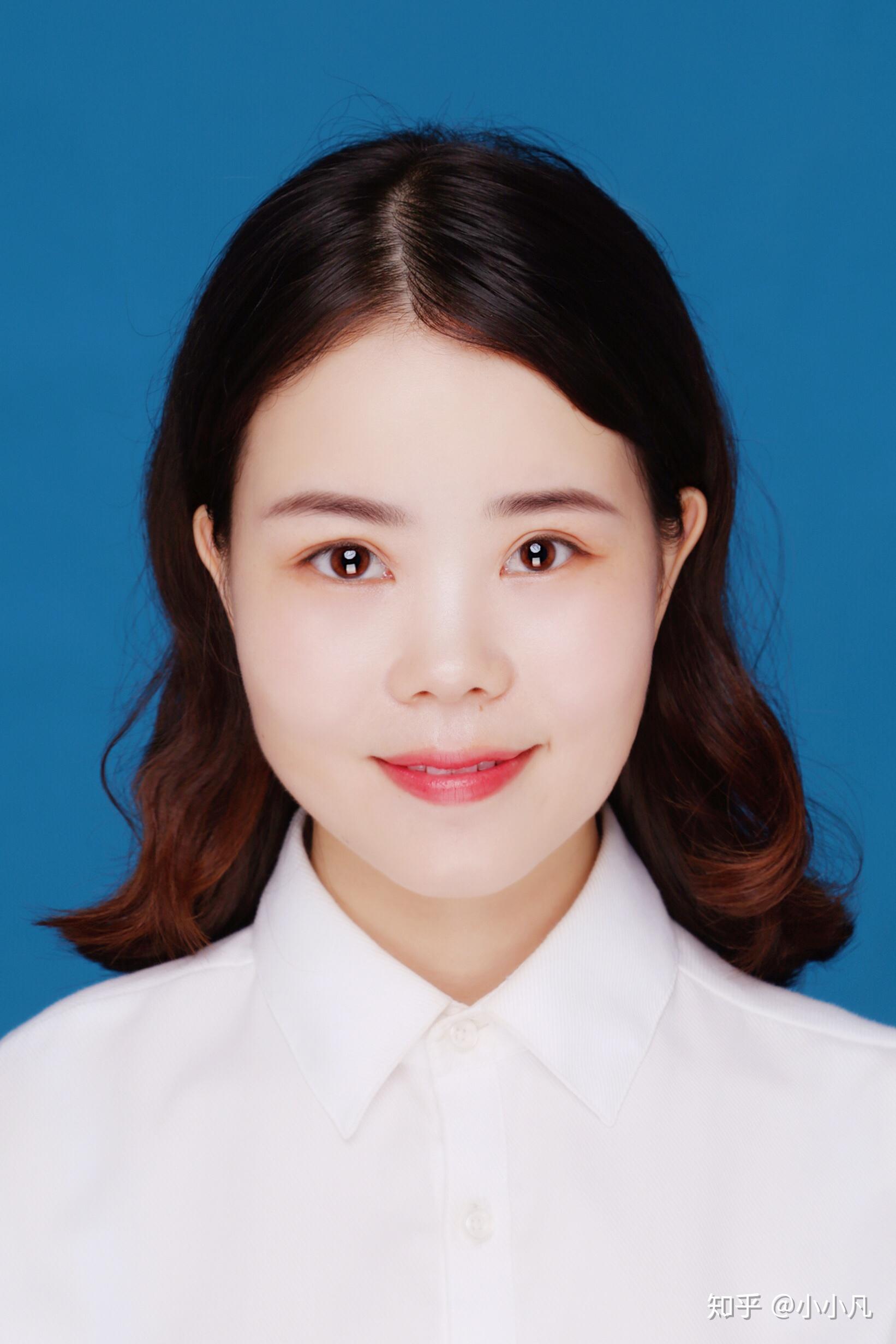 拍蓝底证件照穿什么颜色的衣服好