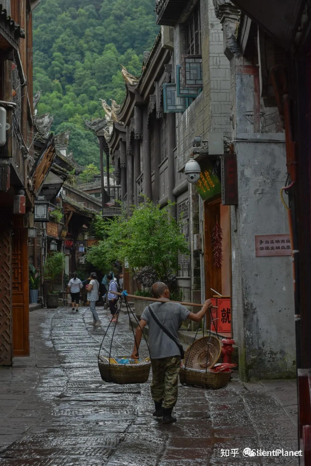 《边城》而出名跟那些大城市比较来说,凤凰古城的街道就要传统,古老的
