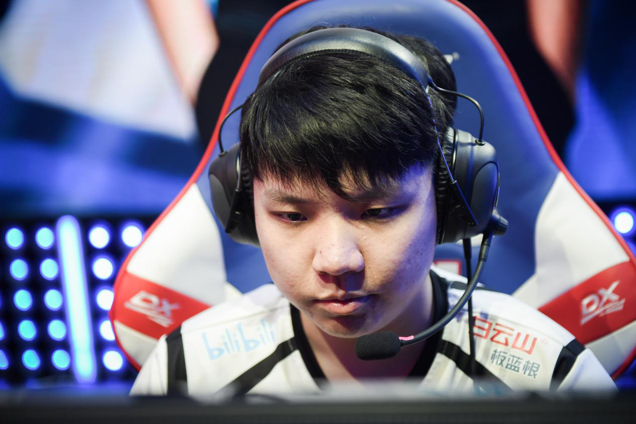 石伟豪是一个性子比较直的人,这也是作为记者的我们通常来说最喜欢的