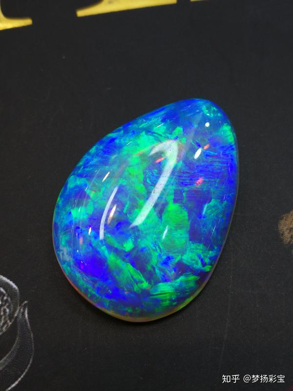 高品质蓝绿彩水晶欧泊正面