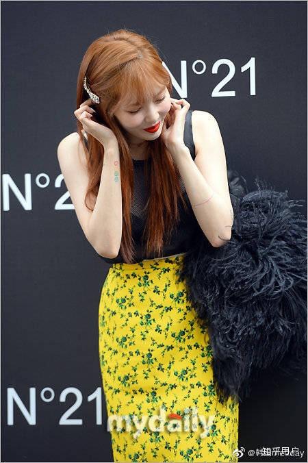 如何看待泫雅舞台服装蝴蝶结散开一事