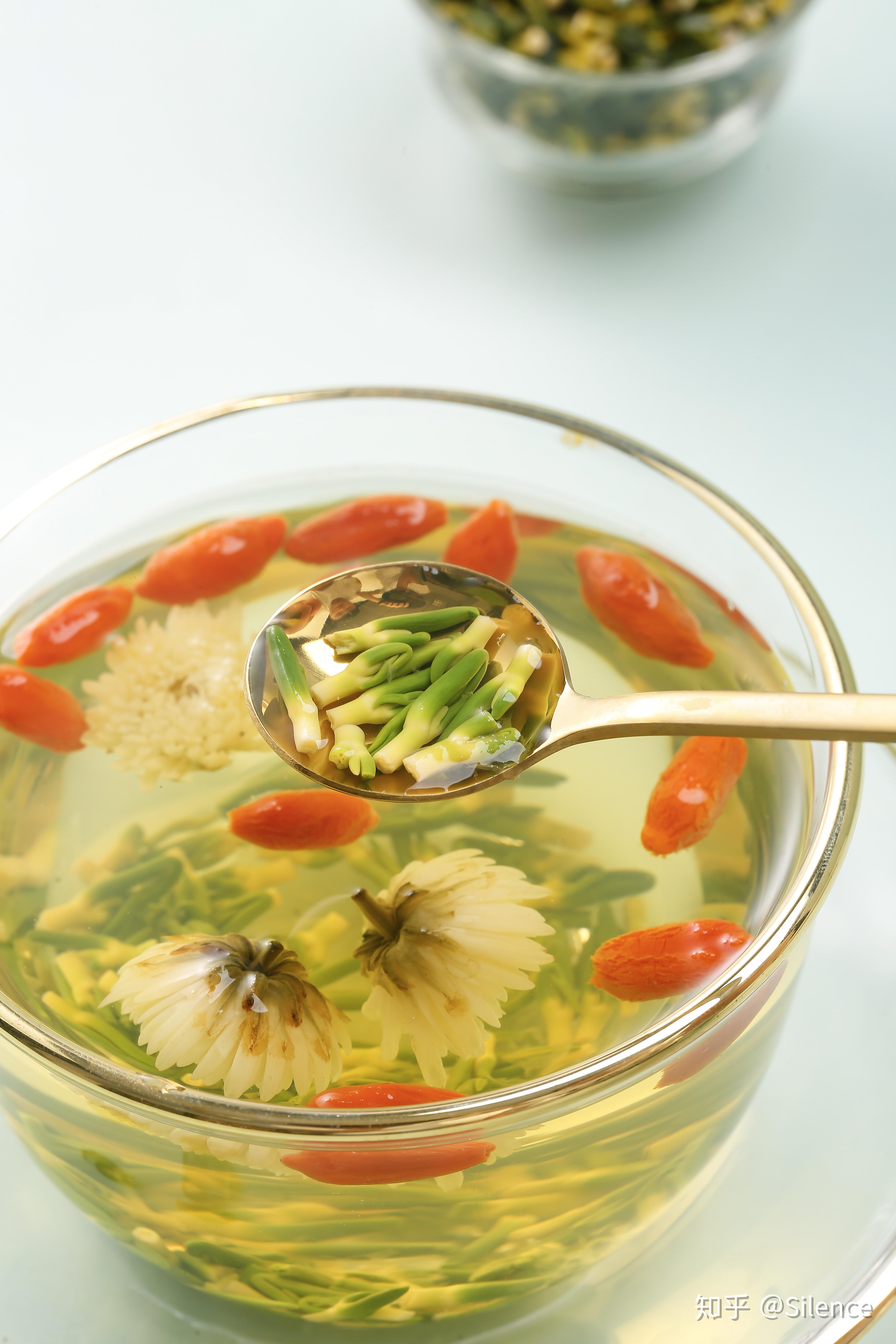 2,晚上不宜多喝莲子心具有清热解暑,清心除烦的功效,喝莲子心茶可以