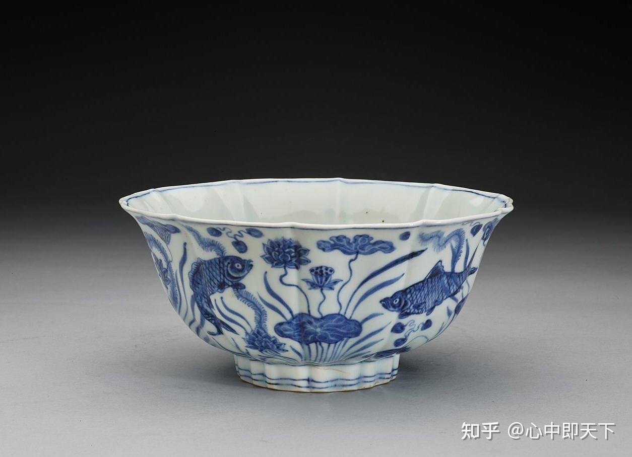 明宣德景德镇御窑青花莲塘鱼藻纹葵口碗