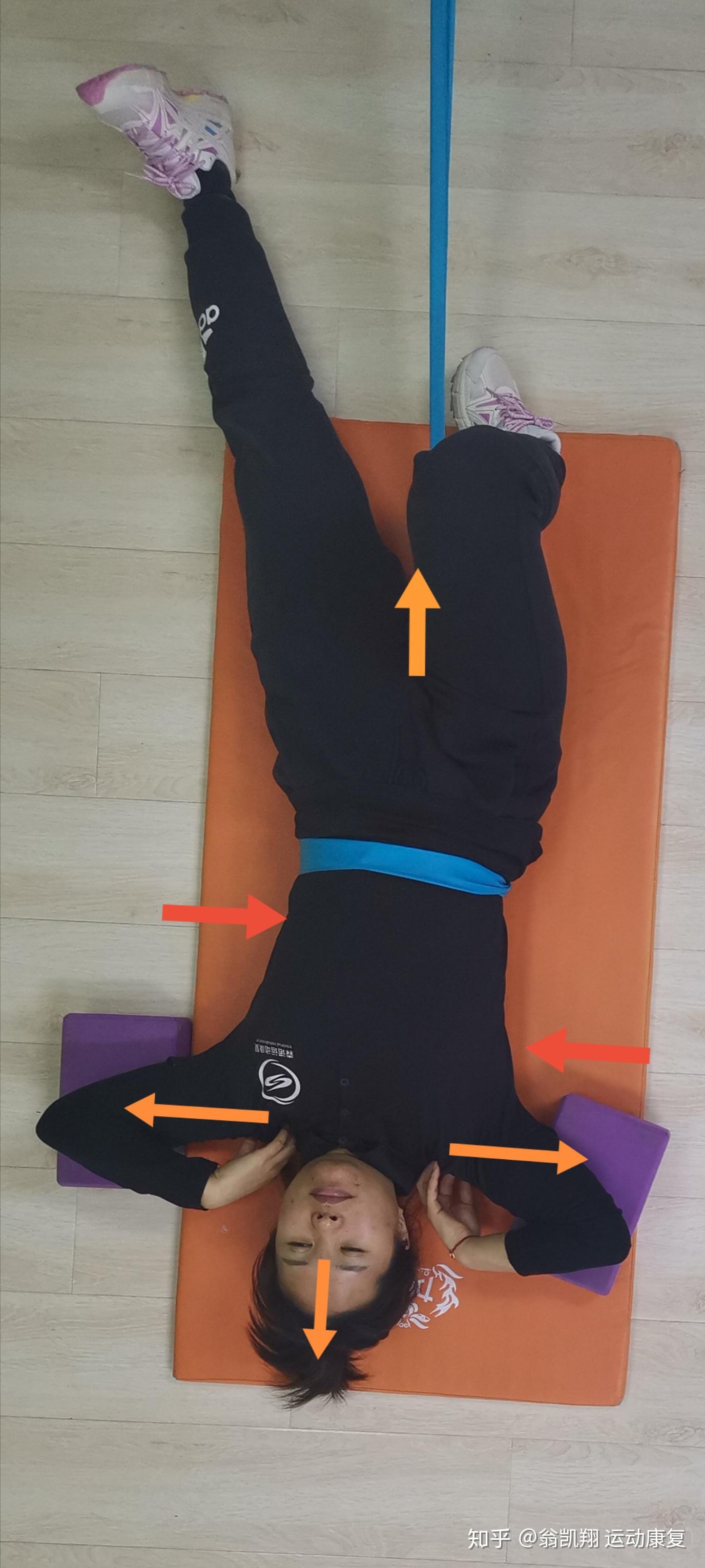 脊柱侧弯侧弯患者躺着就可以进行的垫置物矫正练习