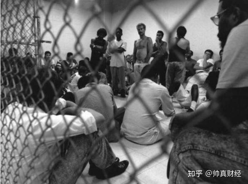 美国最牛囚犯13名女狱警做他的情妇帮其走私为其生5个孩子