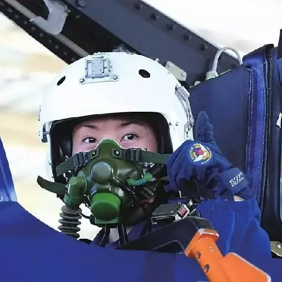 vs  民航客机同样是坐在驾驶舱开飞机的左边是歼20战斗机的飞行员