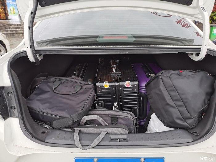 后备箱容积没的说,放了三个行李箱,五六个包包都没问题.