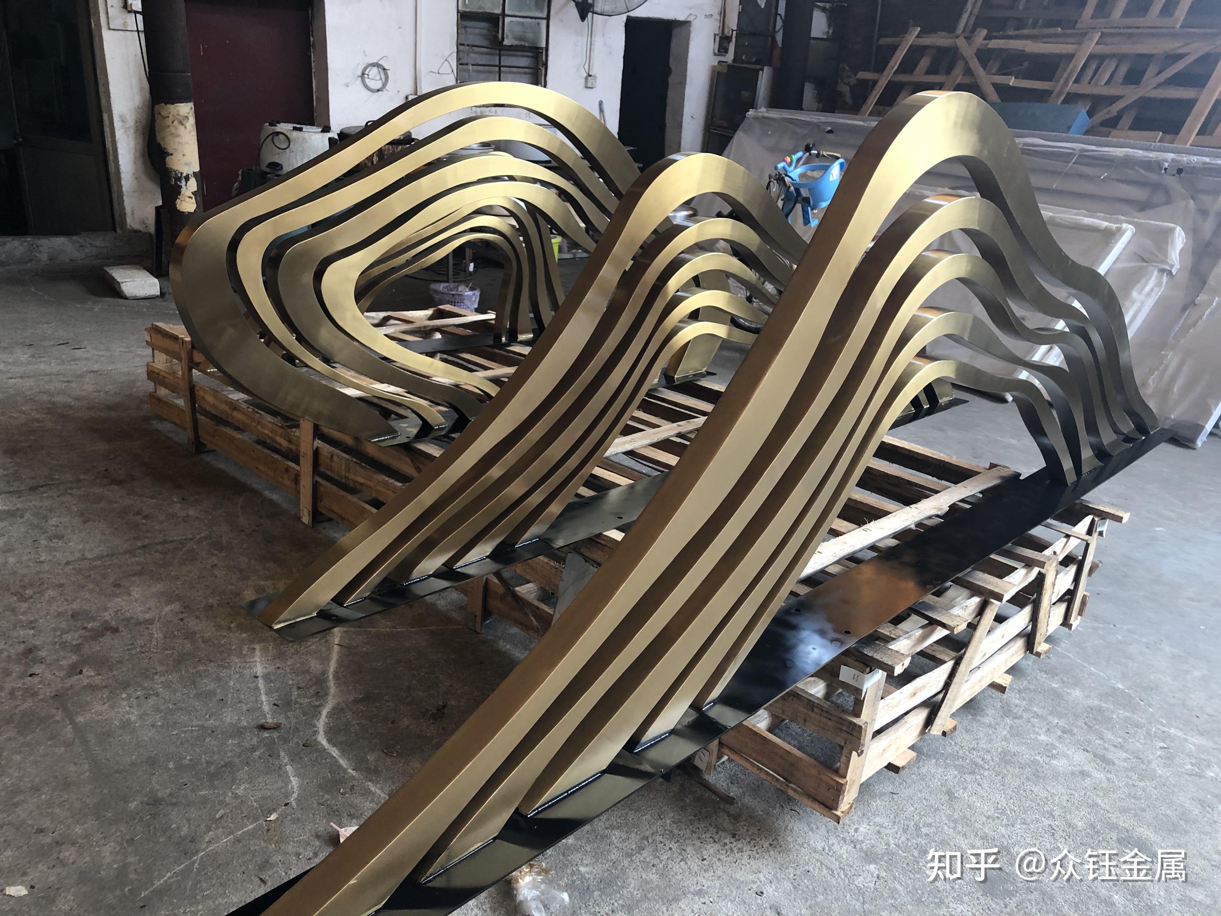 不锈钢假山小品雕塑是一种文明的产物,是一种立体艺术品,其形象逼真