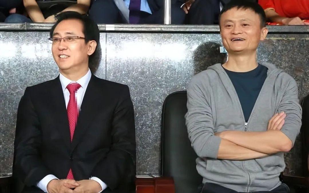 当时的科技首富马云也经常跟许家印混在一起,两人还合伙打造了恒大