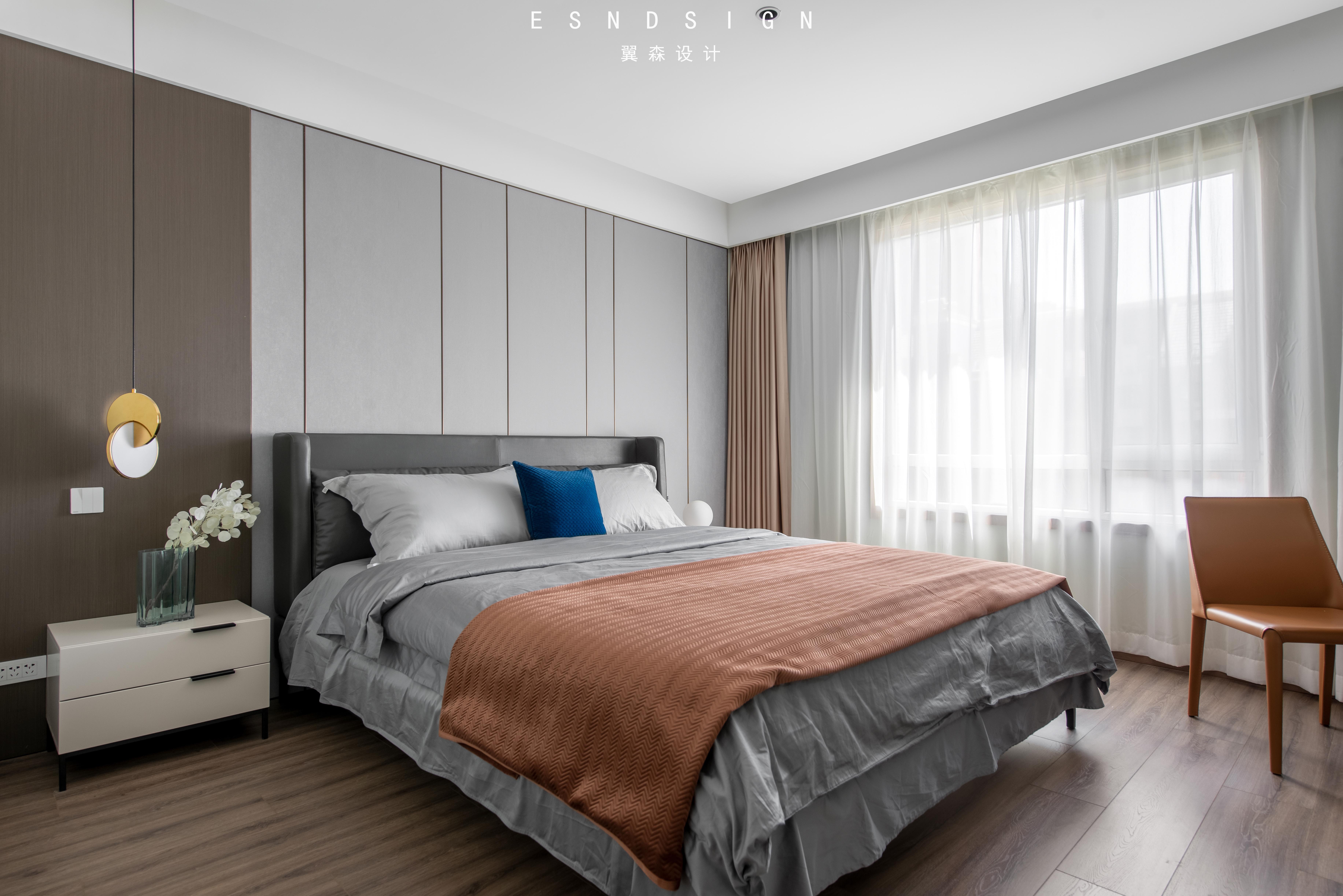 主卧软装方案根据原有石膏板基层,我们选择"木饰面 浅灰色墙咔"组合的