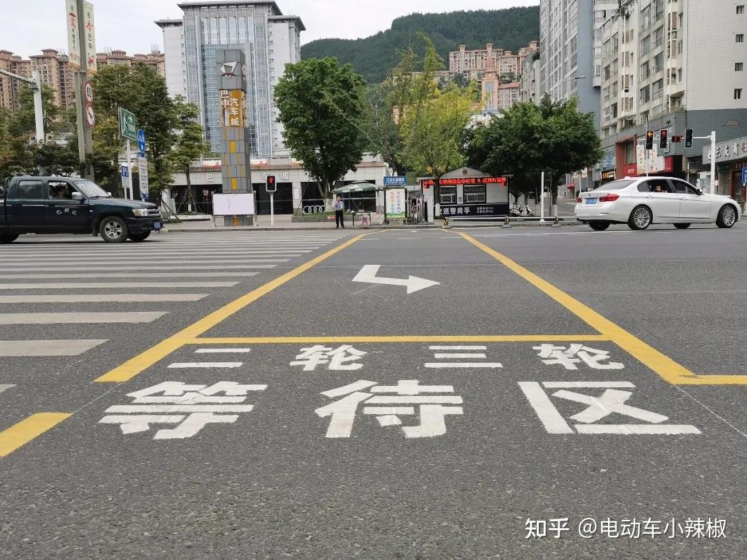 电动车,摩托车,三轮车,低速车走什么车道?左转弯怎么走?