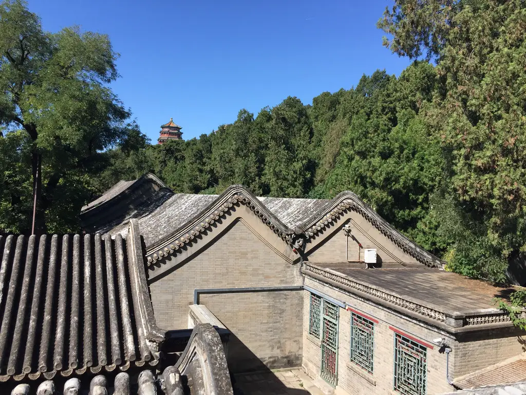 在园林建筑中,屋顶的正脊被弧形取代,以映衬自然野趣,这叫卷棚式屋顶