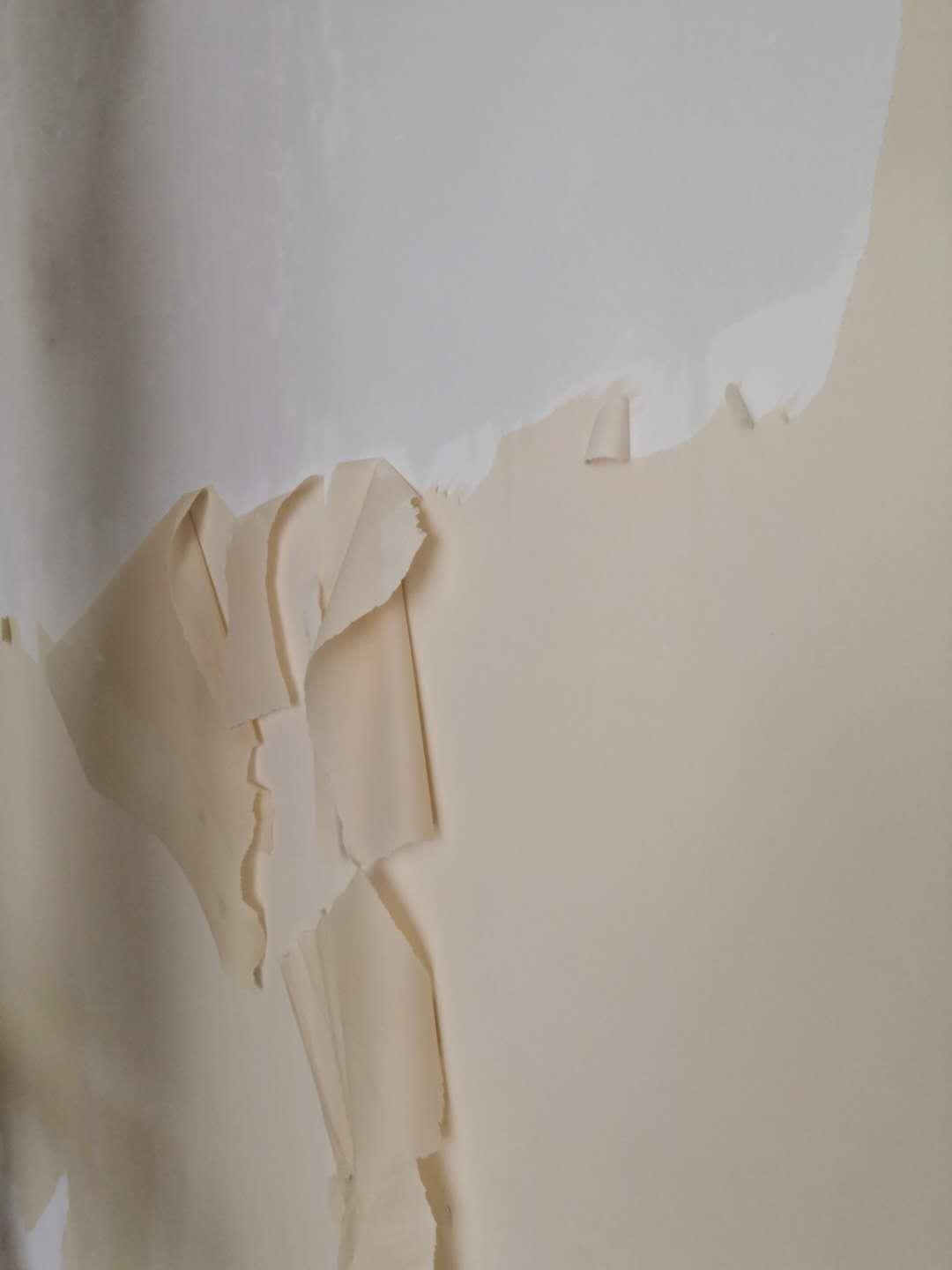 墙纸拆除分两步,首先把表面层揭下,然后再喷水或均匀涂水在基层面,待