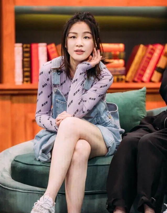 金靖拍了拍你并送来一份口红选购指南