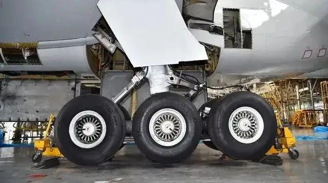 飞机轮胎是实心的还是充气的? - 知乎