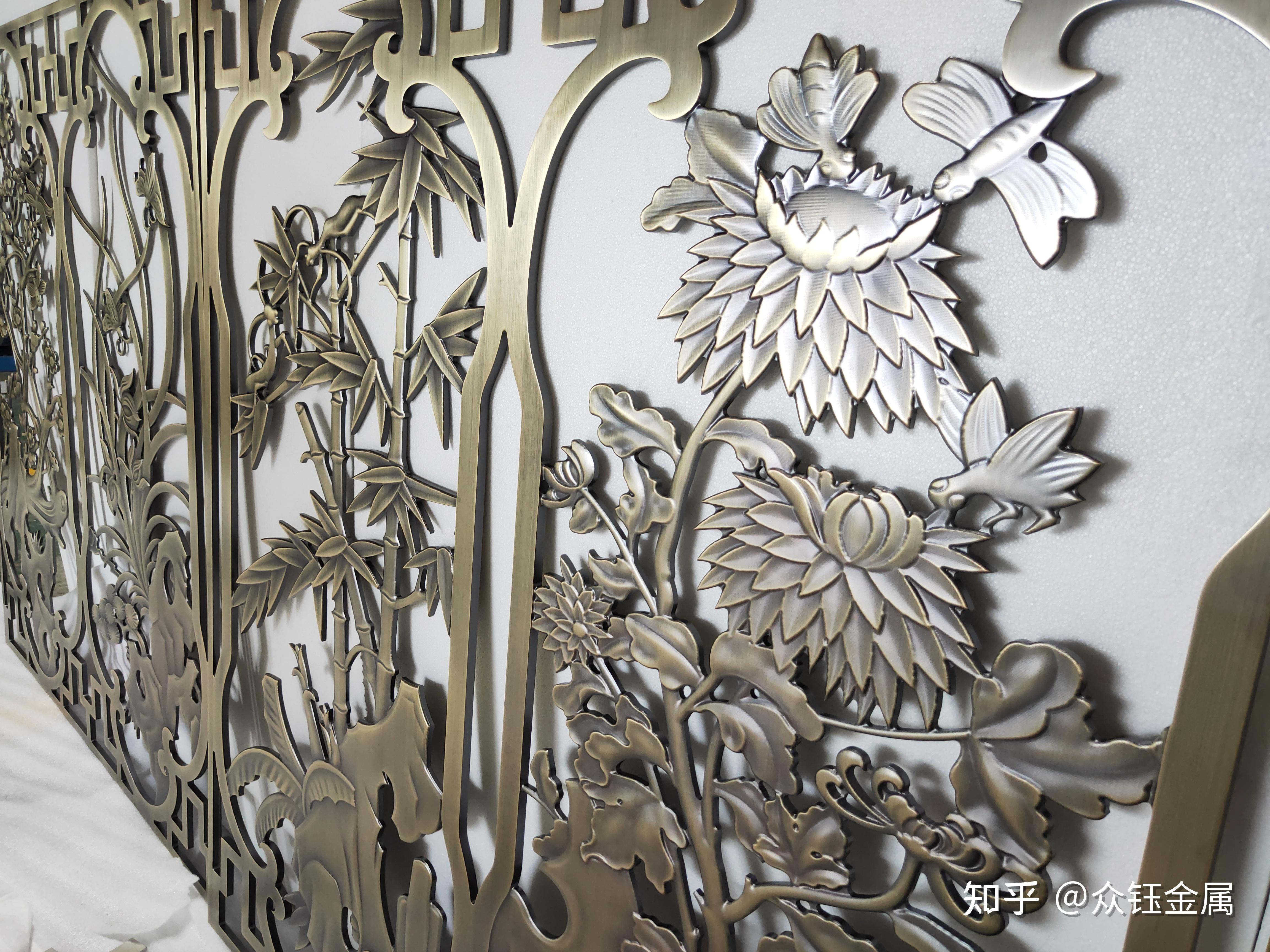 67黄铜浮雕壁画 铝艺仿铜雕花屏风的点缀:简约大气的花型,装饰效果