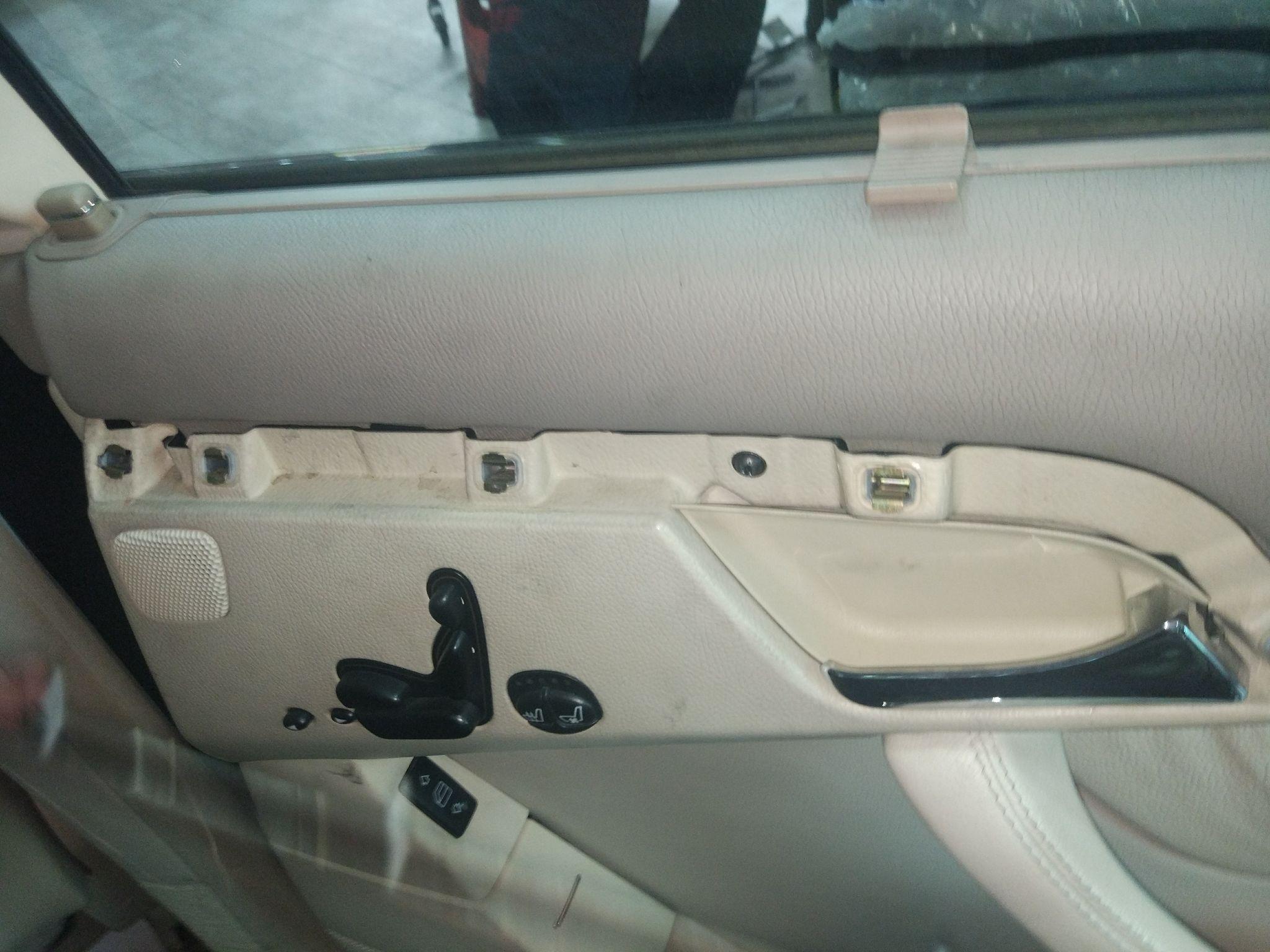 如何拆卸奔驰s350后排门皮和喇叭?