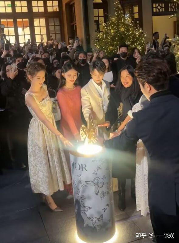 林允冯绍峰参加活动女方眼神躲闪不敢看冯绍峰网友直呼尴尬