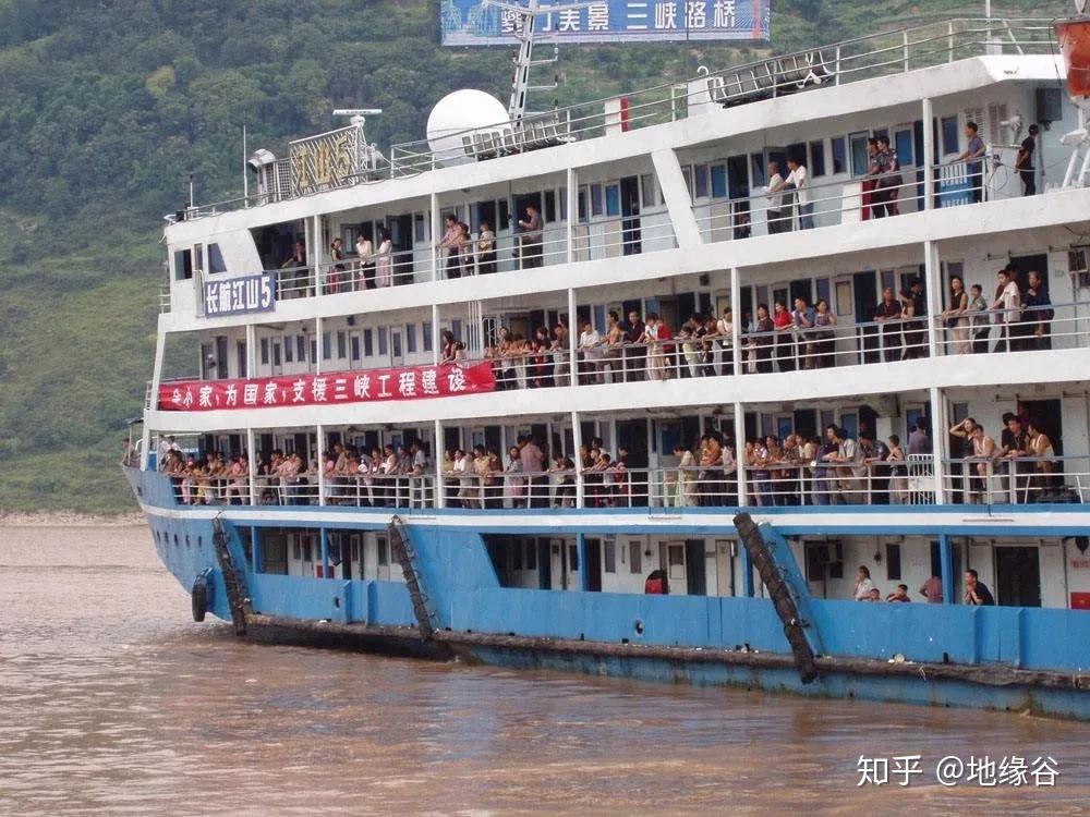 随着江山五号,十九号客轮汽笛长鸣,三峡库区1480名移民启程前往新的