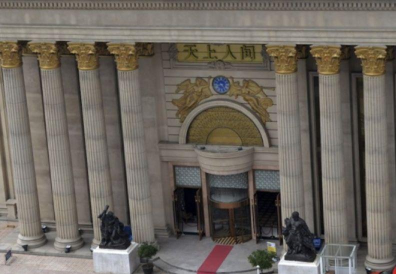 "天上人间"坐落在北京五星级酒店长城饭店内.