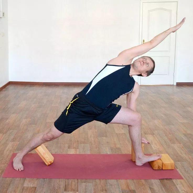 璞素瑜伽体式精讲10侧角伸展式