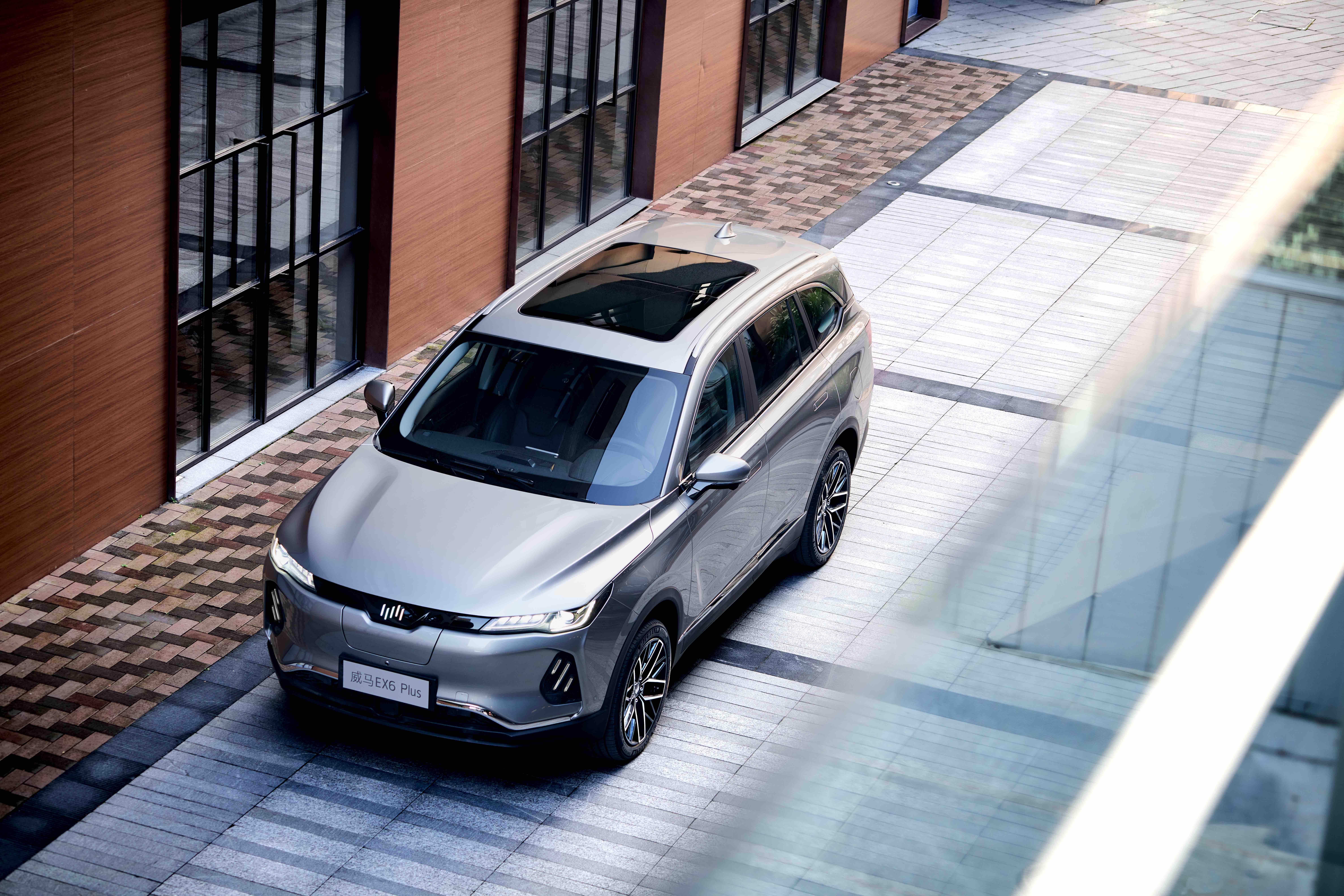 同时,威马ex6 plus提供雪地防滑模式等多种驾驶模式选择,并配备one