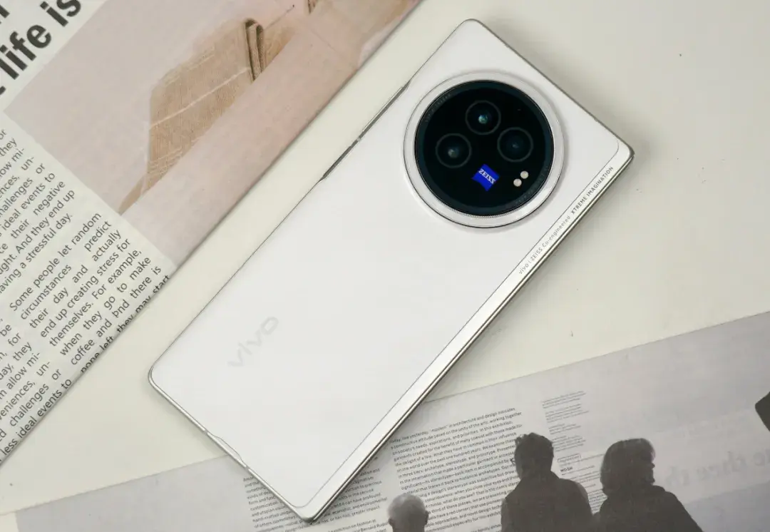 骁龙8gen2 219克重量 三星2k屏,vivo终于做出了一款不错的折叠屏手机!